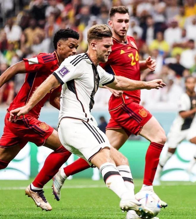 韩轶透露：[ xiye ]将在传奇杯结束后重新加入[ Top Esports ]担任教练。