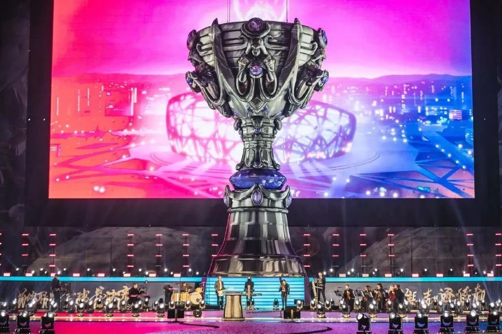 这也行？陌生男子闯入SN基地试图指导选手打游戏