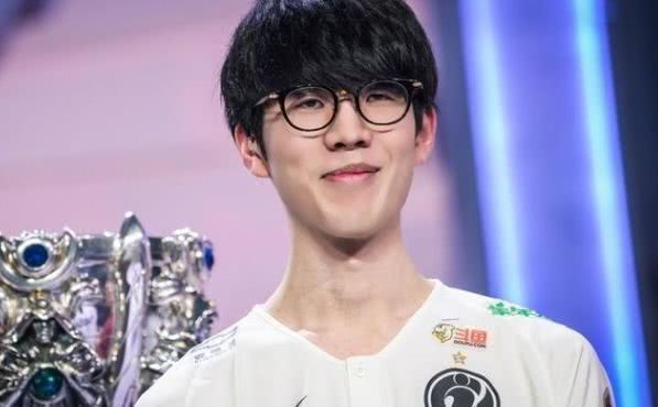 LPL主持BaoBao分享照片：这两天属于是提前过万圣节了